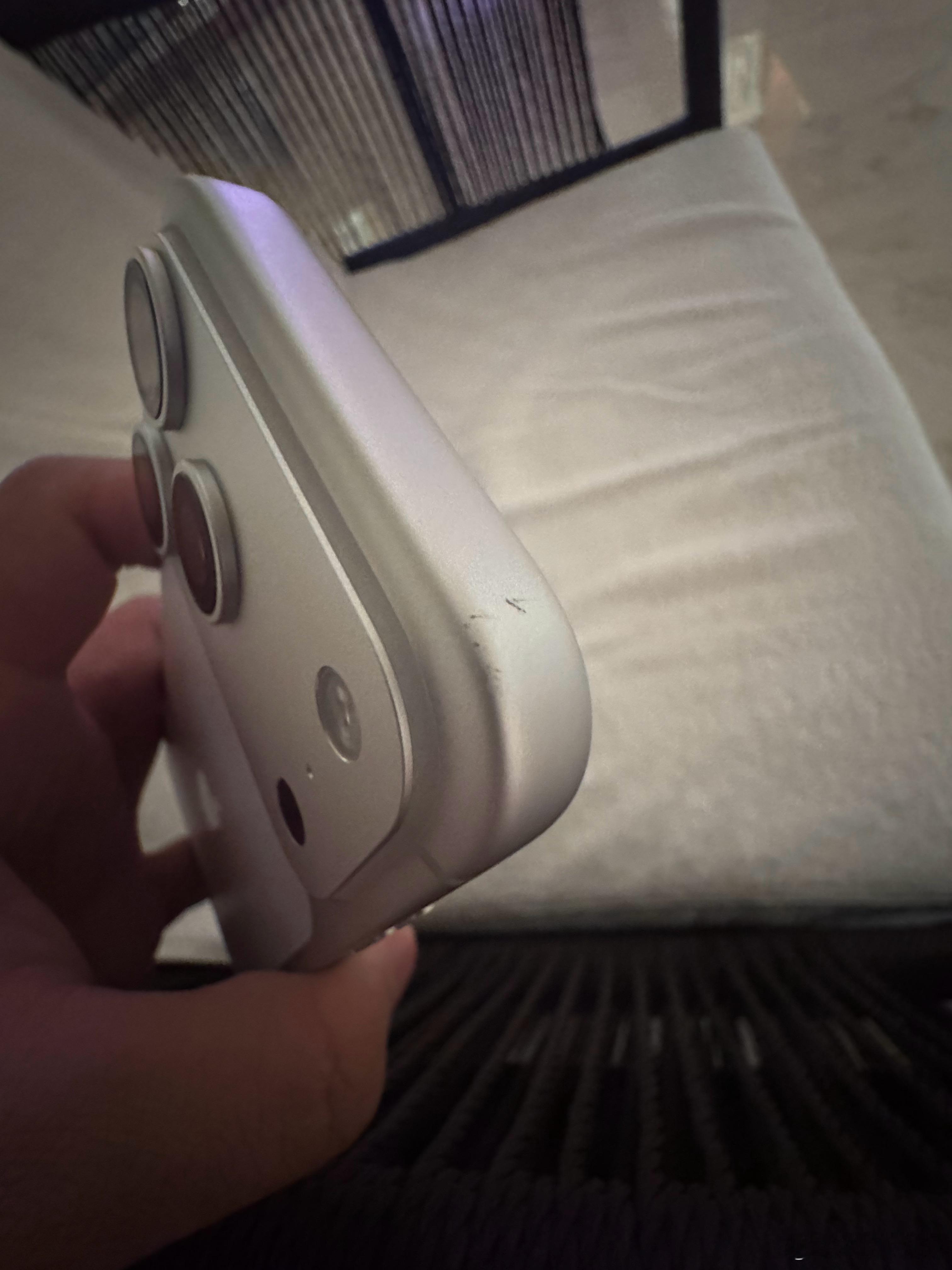 刚陪哥们去提货的iPhone 17 Pro，一小时没到，磕一下[笑cry]当时我