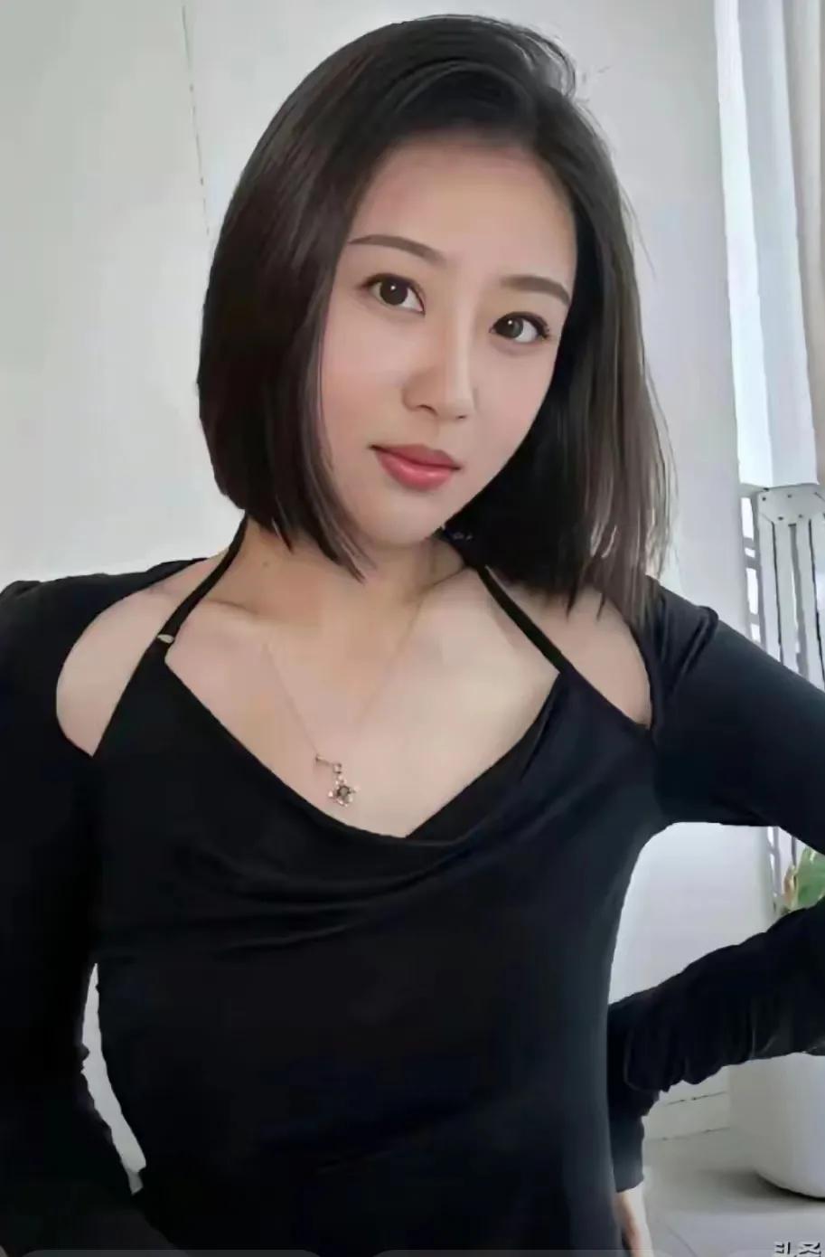 她走进文苑，寻找心灵的净土。在这里，汉赋秦辞如泉水般润泽着她的心田，墨香四溢，纸