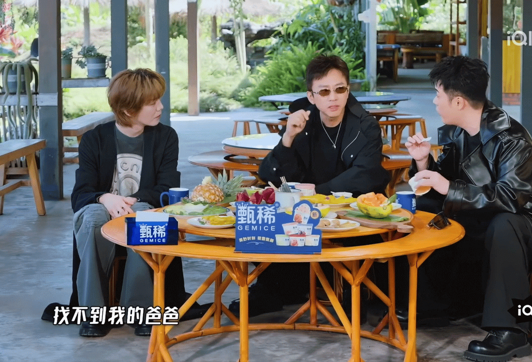 鹿晗和邓超陈赫有代沟了哈哈哈哈哈邓超陈赫唱“美丽的西双版纳”的时候，鹿晗那个迷茫