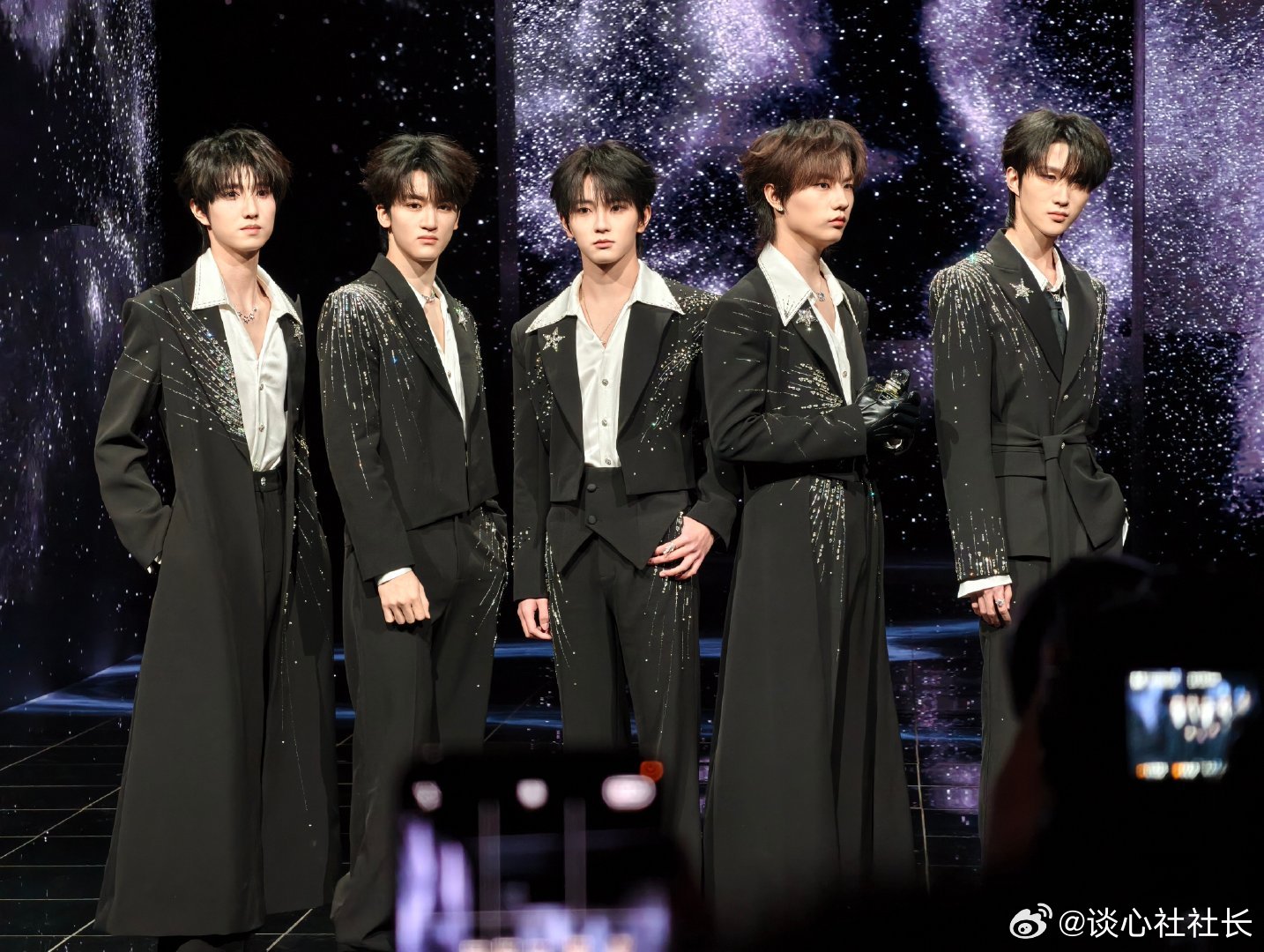 TFING微博之夜踏星而来 哥几个今天有点过分帅了！微博之夜TFING全员黑西装
