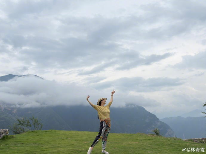 【#70岁林青霞晒巫山旅游照#，游客偶遇晒合影称：本人非常亲切】#游客偶遇林青霞