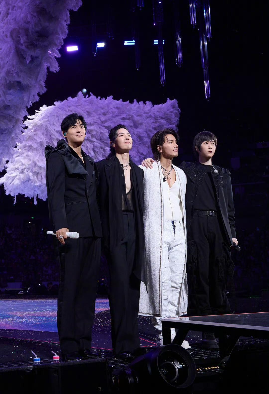 F4这次合体，可能不是为了登台。
言承旭刚松口，说20周年演唱会已在策划，和朱孝