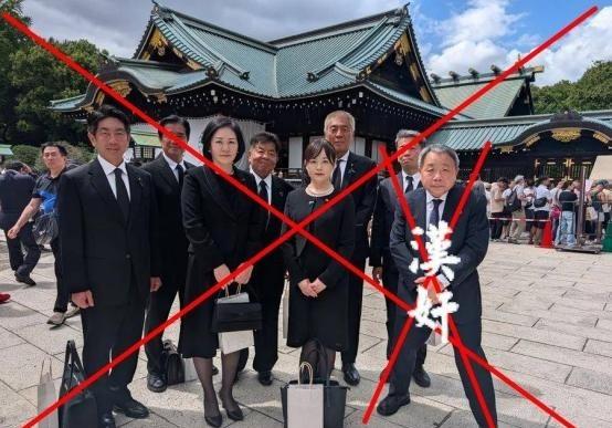 8月15日，靖国神社门口上演了一出荒诞闹剧。一名台湾男子举着“我欢迎日本再次侵华