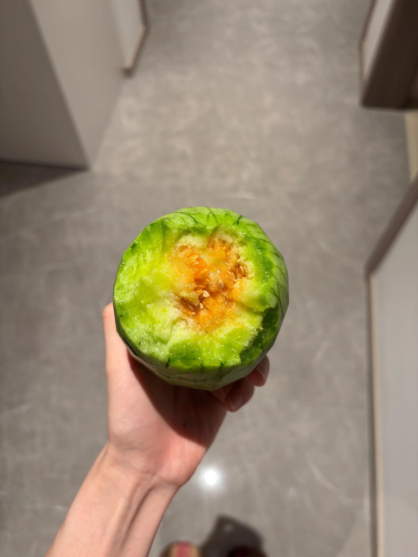 大家都在研究什么是爱,我去问百度,百度说,你爱的人飞越天涯,爱你的人等你回家。 