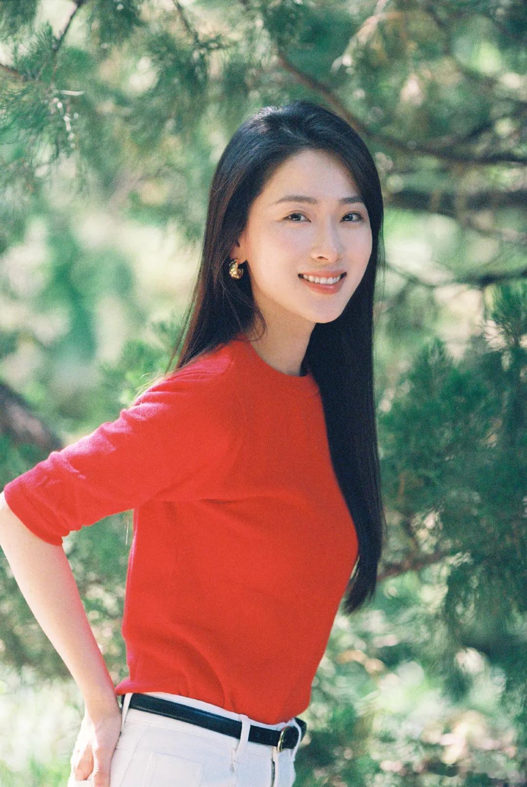 那头乌黑飘逸的长发太有内味儿了～ 柔顺地披在肩头，风一吹就带着慵懒的弧度，配上她