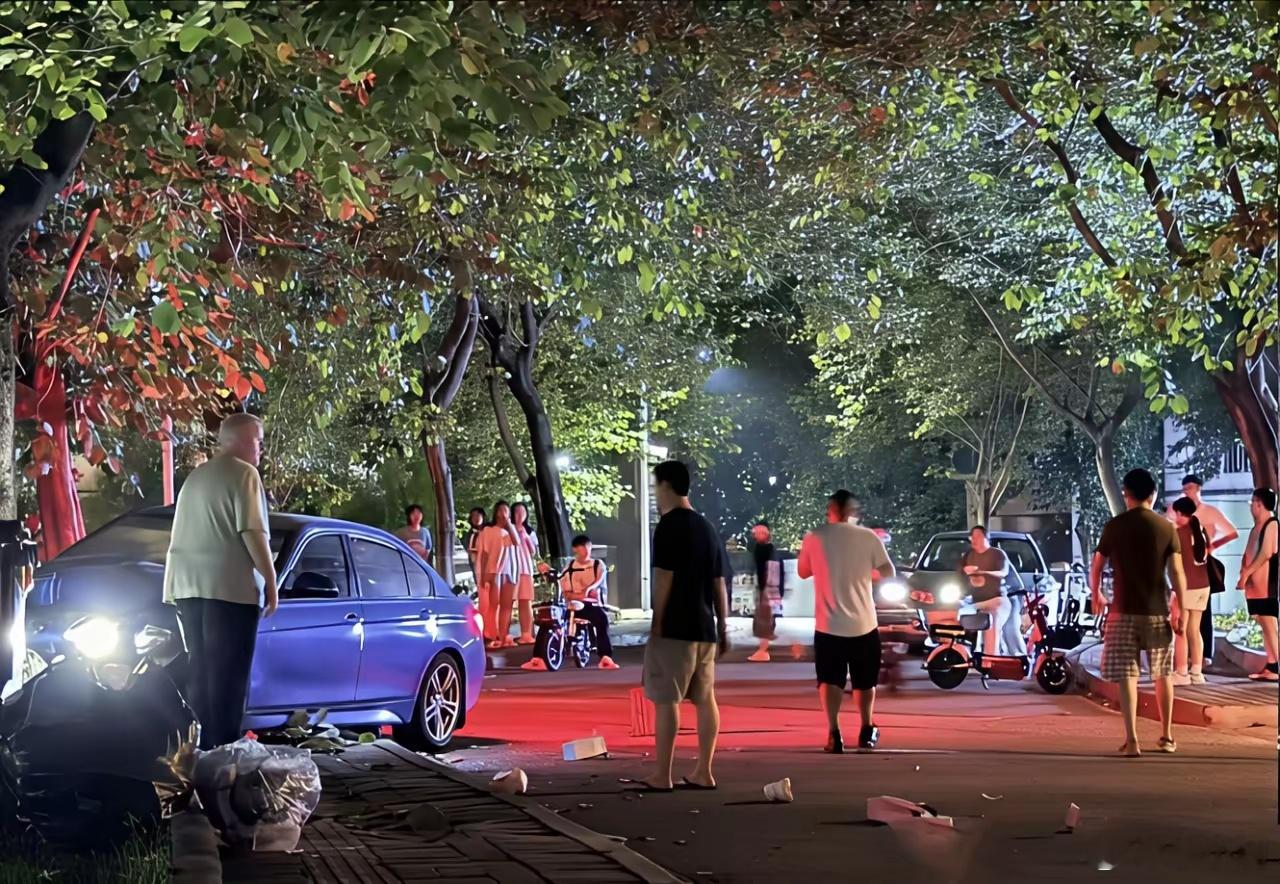华南理工校内车祸致1死1伤很多人质疑大学校园里为何能开车，大学校园就是一个小社会