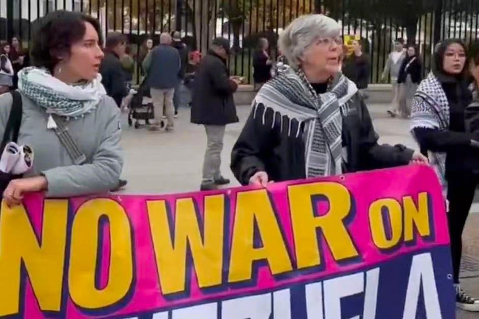 【美白宫前民众抗议 反对美政府在加勒比地区军事行动】有抗议者聚集在美国白宫外，抗