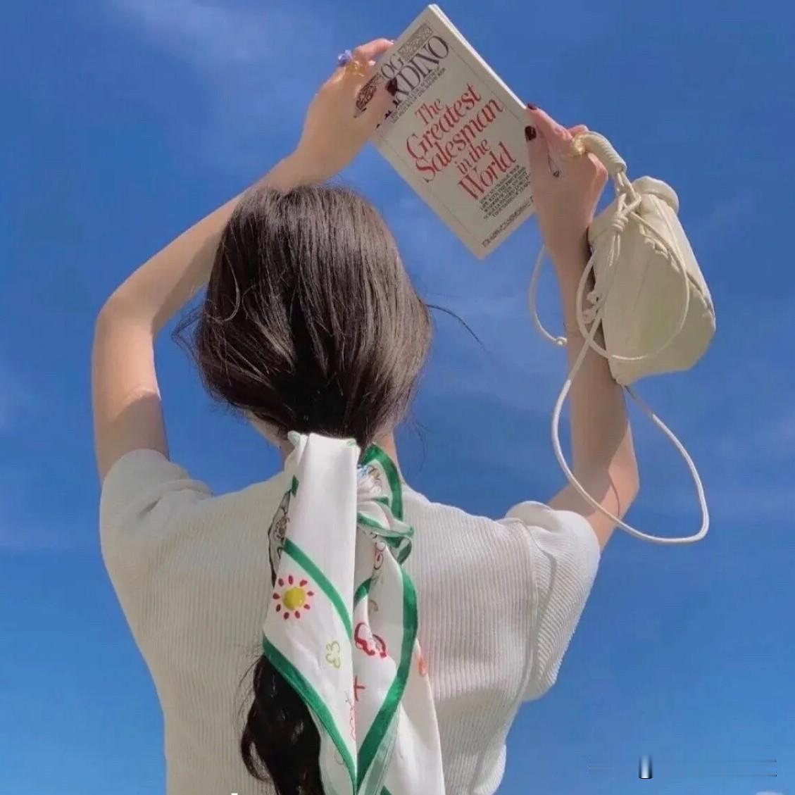 女人想开点

不要管男人了

他想玩，让他玩，他想抽烟，让他抽，他想干啥你也别管