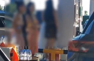 河南一加油站用"比基尼″美女搞促销，这样安全吗，进站加油的司机只顾看美女，忘了开