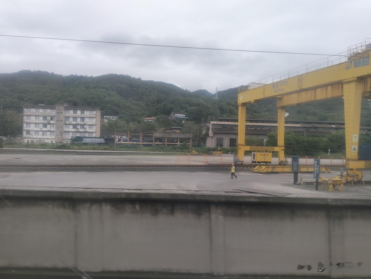 襄渝铁路广安站南边的货场，这块地盘多年前是广安机务段，该段原名前锋机务段，197