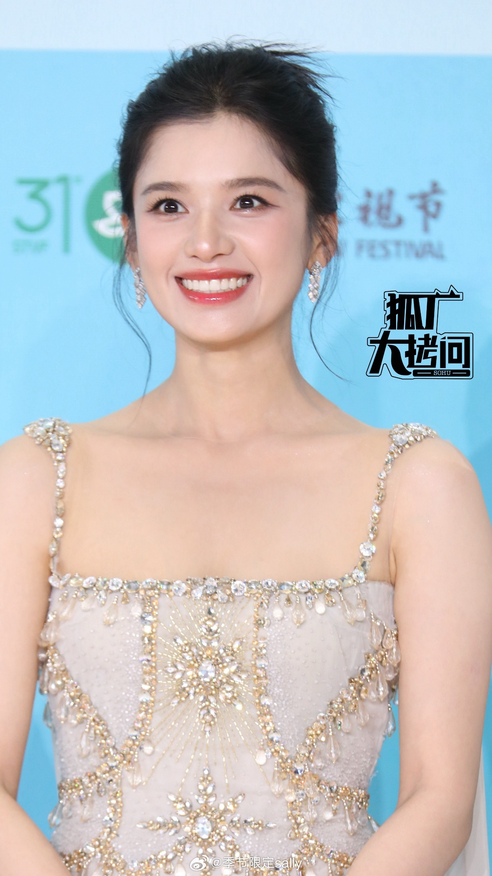 很少见张婧仪笑得这么明媚，生图都好美哦今天 