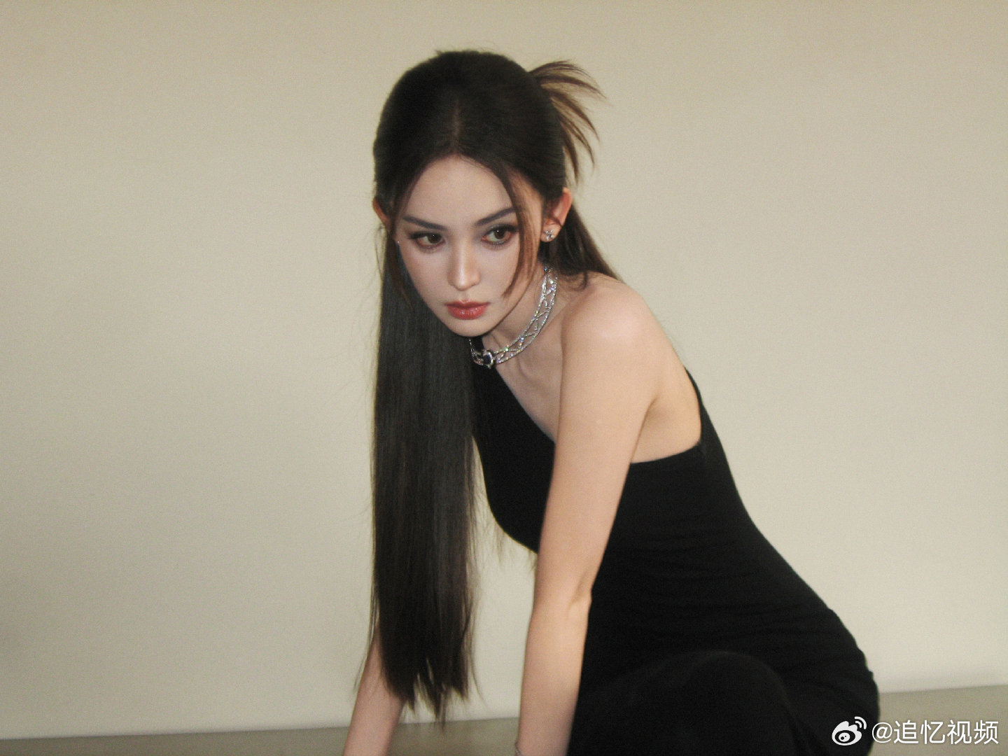 娜扎性感小黑猫娜扎又在用脸杀人了谁懂娜扎小黑猫造型的致命魅力！暗黑穿搭衬出冷白肌