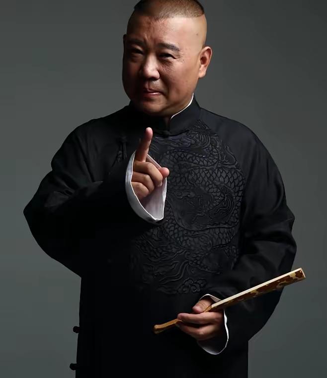 曹云金新书刚上市，郭德纲果然在头条发了篇文回应，没明说但句句绕着“别较劲、心要宽