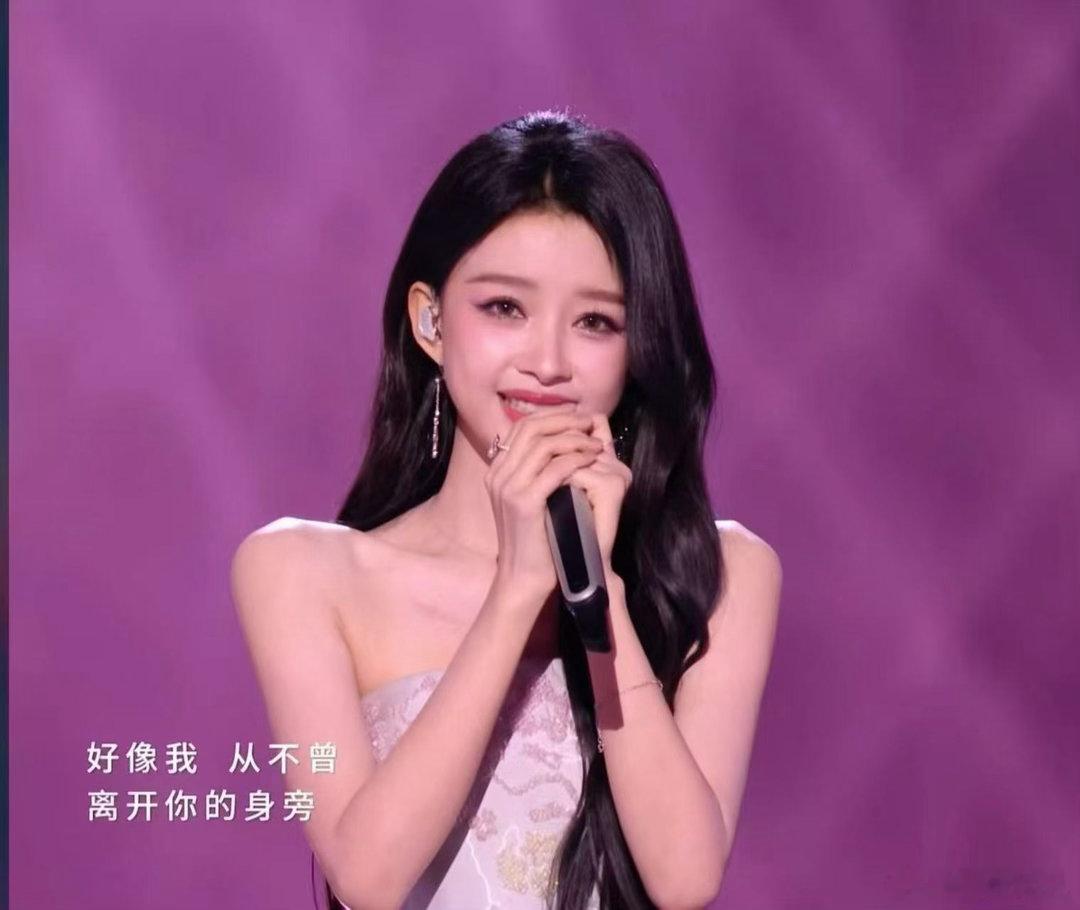 尚丹丹女士听到孙怡弹琴了吗白衣造型干净又雅致，孙怡专注认真弹奏《萱草花》这首温情