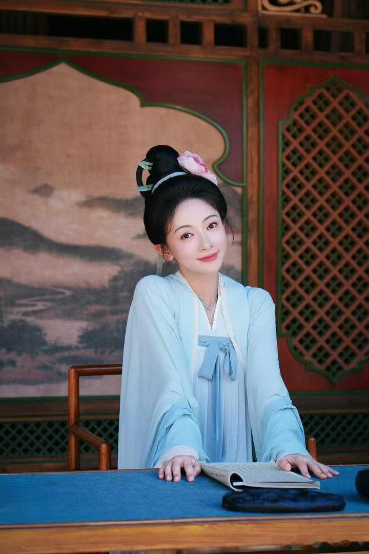 于正喊吴谨言吴姐于正回应吴谨言回归爽剧赛道 原著《江山为聘》改名《御廷谣》上线。