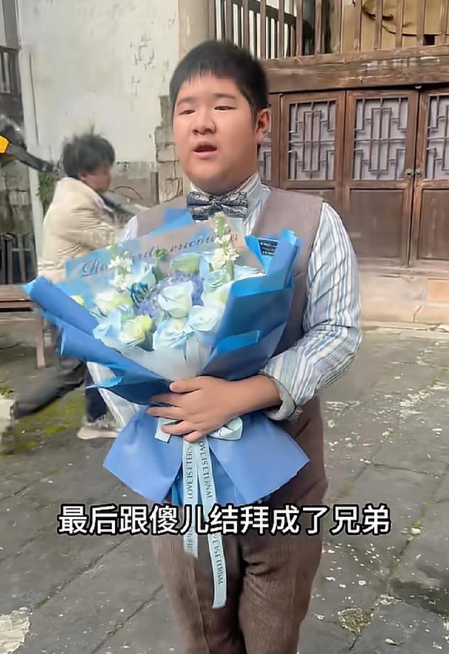 15岁管亲爹叫“哥”，这操作把全国观众看懵了！
《傻儿传奇》里廖健和儿子结拜，弹
