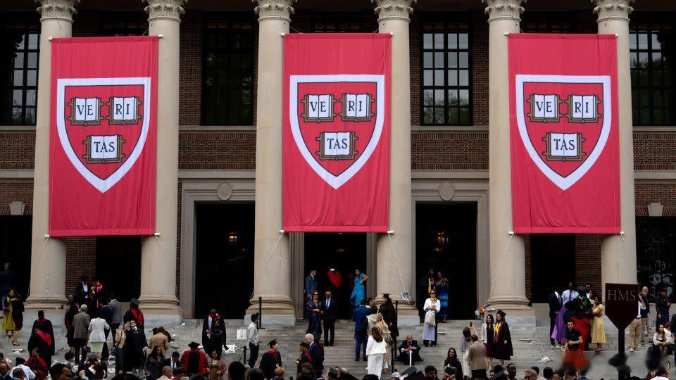 【美国国务院命令大使馆恢复处理哈佛学生签证】（CNN）在一名法官叫停了唐纳德·特