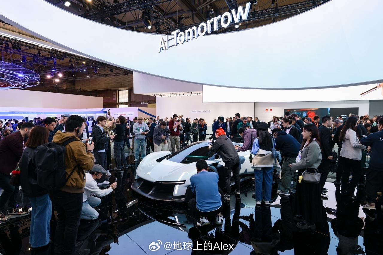 来看看MWC大会上，小米的展台有多大已经完完全全，成为了全球科技界的一张中国名片