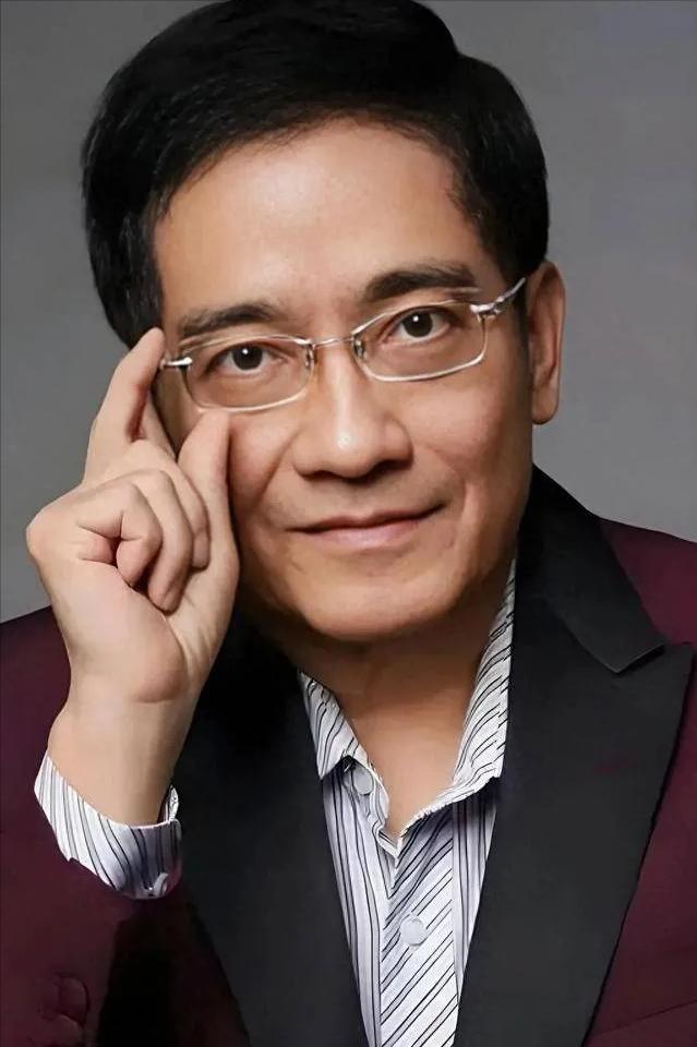 经济学家郎咸平说，两千年的互联网泡沫有多惨，纳斯达克股票，从五千点跌到了一千多点