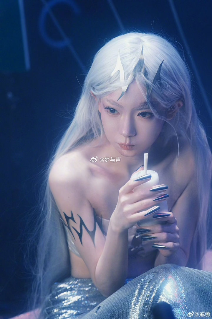 戚薇别试探了白发有市场戚薇白发和短发都是独一档的存在 戚薇的白发短发真的独一档！