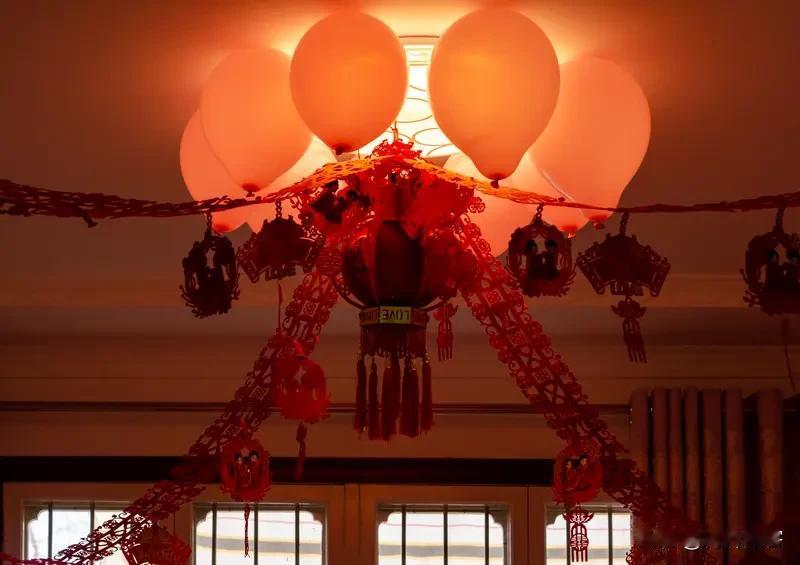 上联:吟诗作画题秋月;
下联:结彩张灯闹洞房。
友友请展示下联 友友请出下联 友