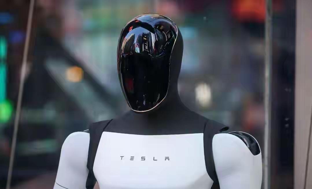 马斯克又放大招啦！他承诺明年特斯拉人形机器人“擎天柱”要量产，还说这机器人能消除