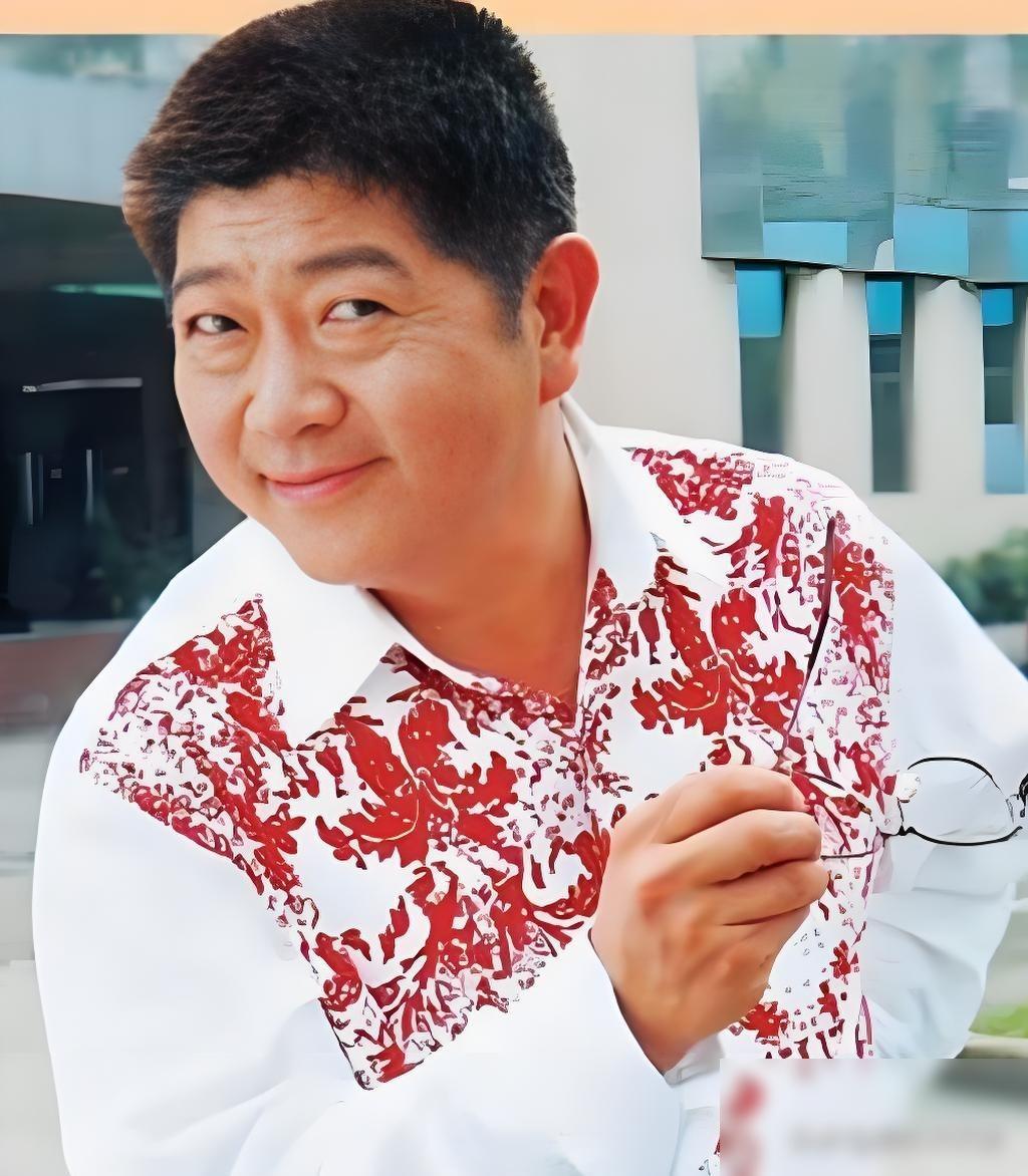 他曾经被称为上海十大笑星之一。
他就是王汝刚，1952年出生于上海，如今七十多岁