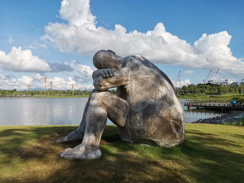 人生最大的敌人是谁？我觉得首当其冲是自己。内心的批判声就像个捣乱精，“我不够好”