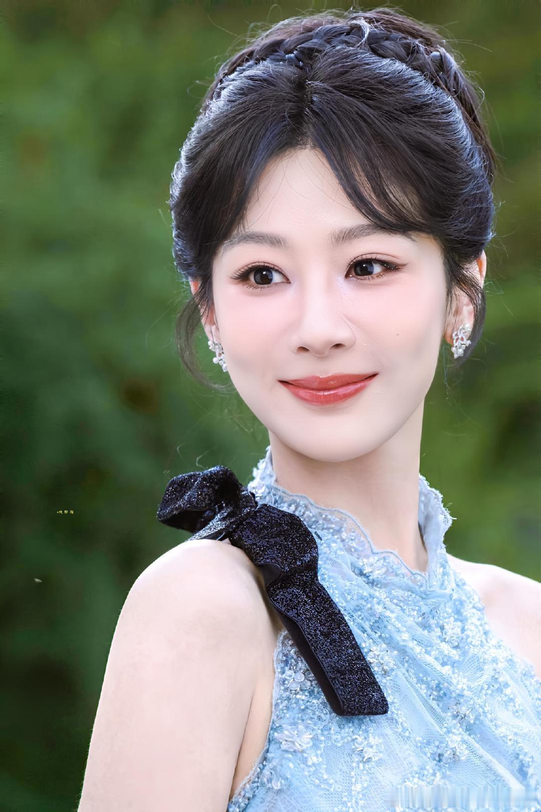杨紫经历过极不自信的阶段金鹤龙给杨紫化的魅影妆V中文版金九封面上线，杨紫回望过往