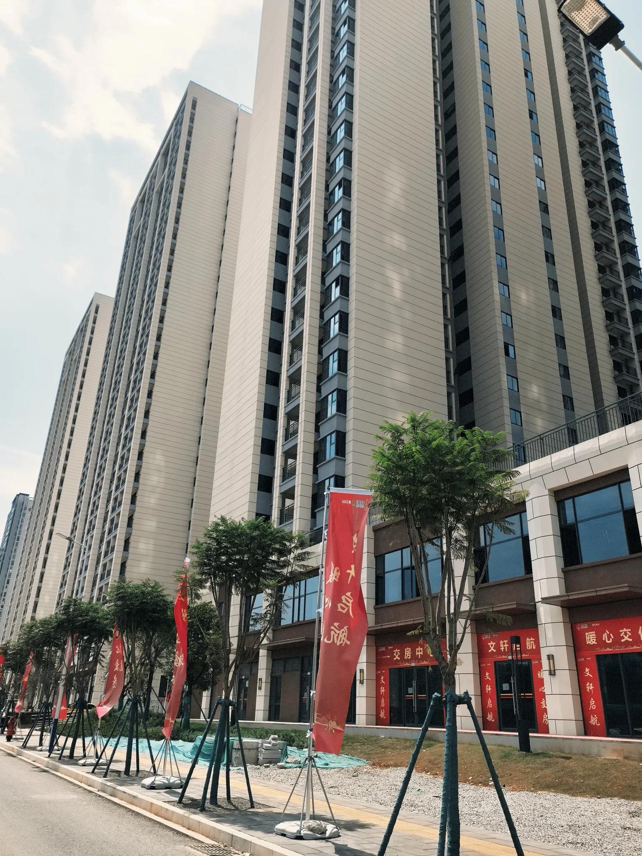 由官渡国投牵头的普自村回迁房迎来盛大交付，这是普自村回迁房的二期，一期已经在20