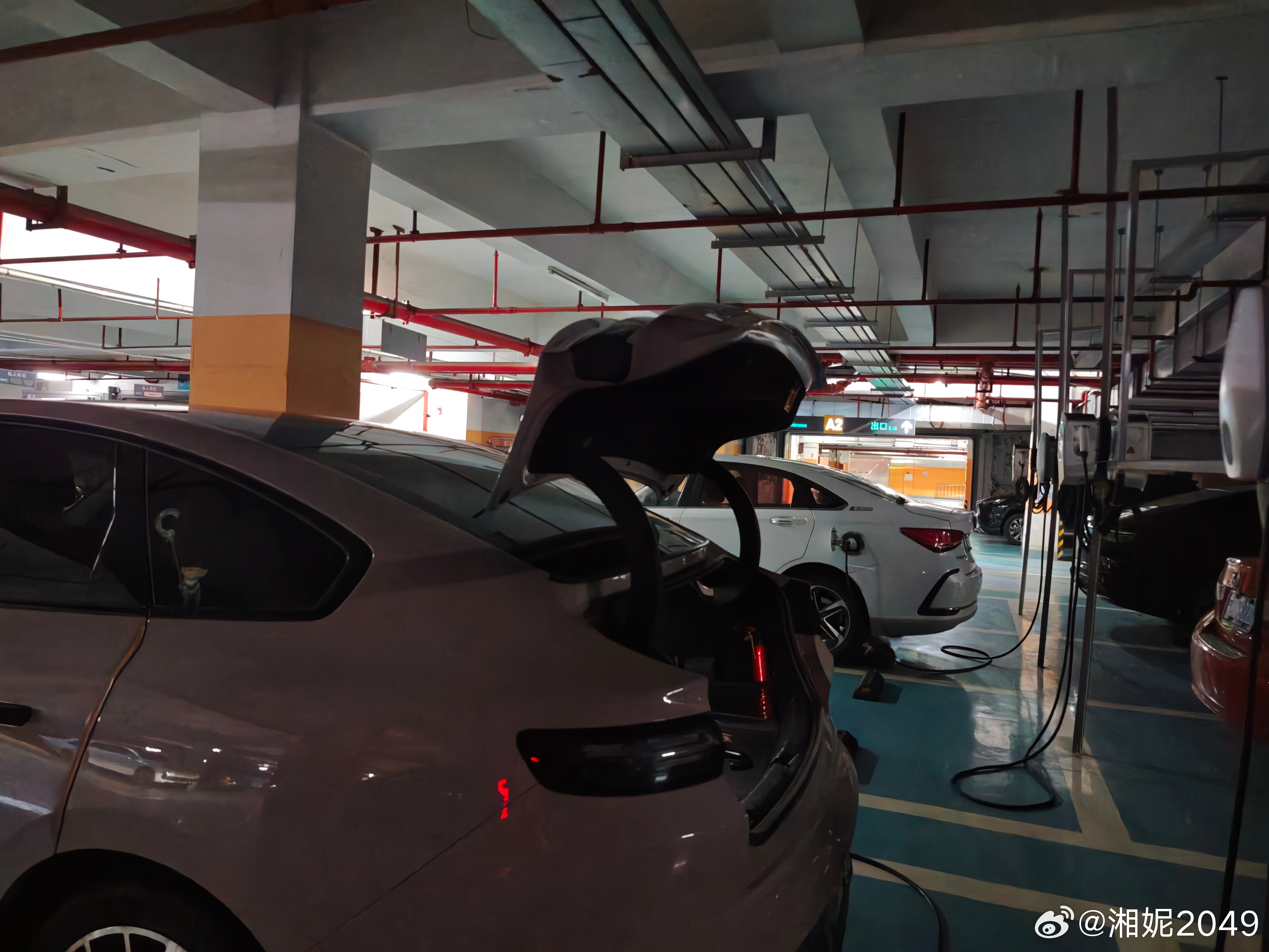 咋一看以为啥车必须得开着后备箱充电，原来是忘记关了