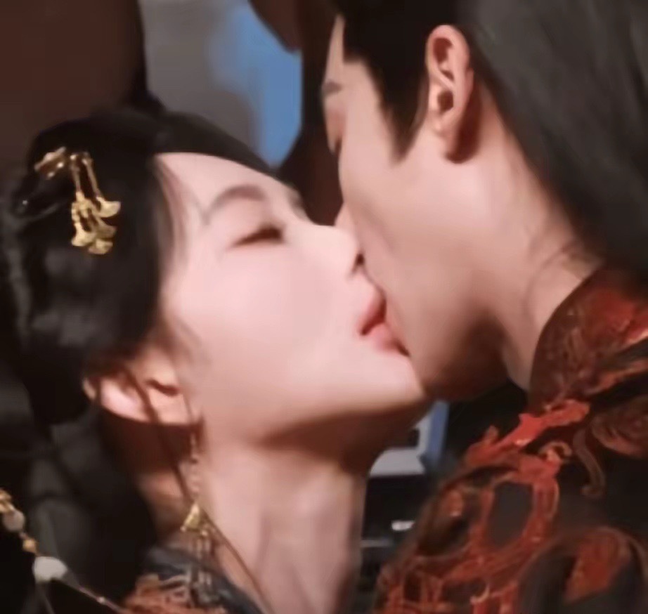 现在演员要这么敬业了吗 孟子义和王鹤棣拍将门毒后时竟然伸舌头了 