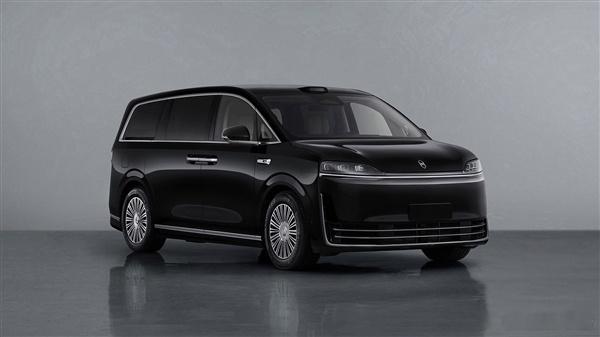 赵长江晒与智界V9合照前腾势汽车总经理赵长江已经担任智界汽车执行董事及执行副总裁