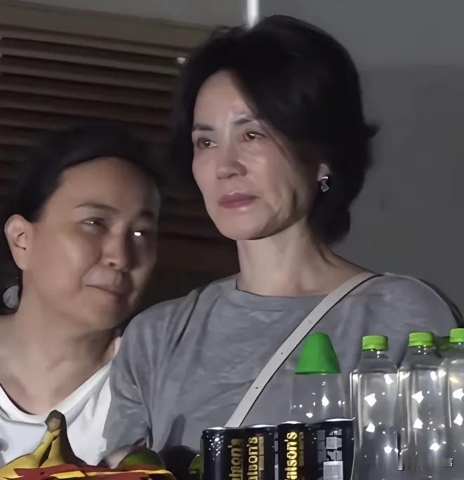 果然美人老了，也是气质老太太。那英演唱会群星璀璨，简直是另一场明星大聚会，当然最