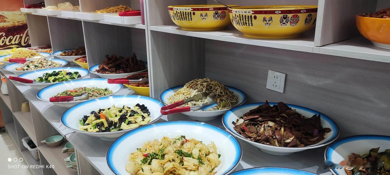 呼和浩特这样的自助涮~35元
定位呼和浩特塔利东路:各色蔬菜，各种水果，品种齐全