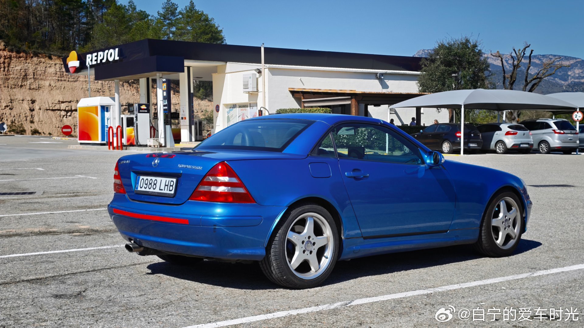 第一代奔驰SLK，又有老奔驰的硬朗，又有小跑车的优雅感。这小蓝色真漂亮，内饰也是