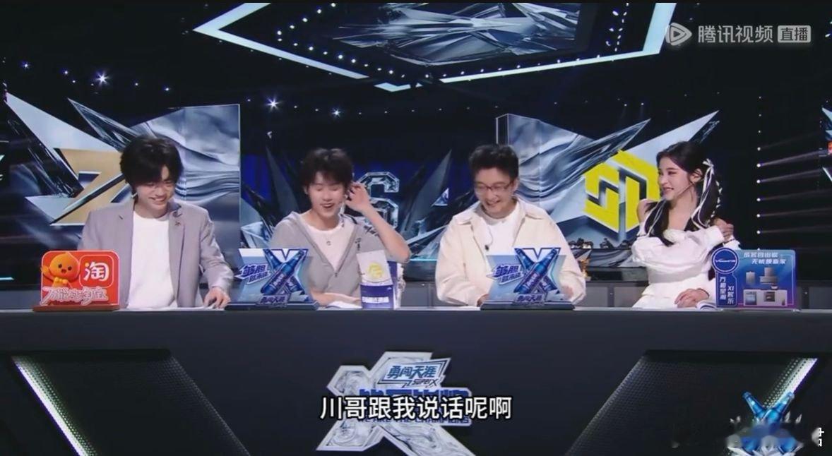 周奇被问嗑不磕黄子韬徐艺洋的反应战至巅峰 谁刷到周奇这反应不笑啊！被突然问嗑CP