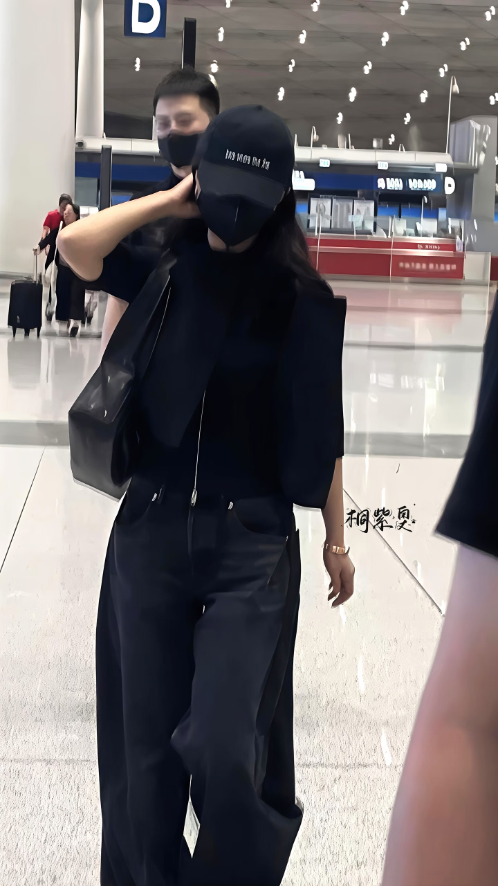 杨紫米兰出发 杨紫all black私服造型太酷帅出发海外行程先去米兰是有什么新