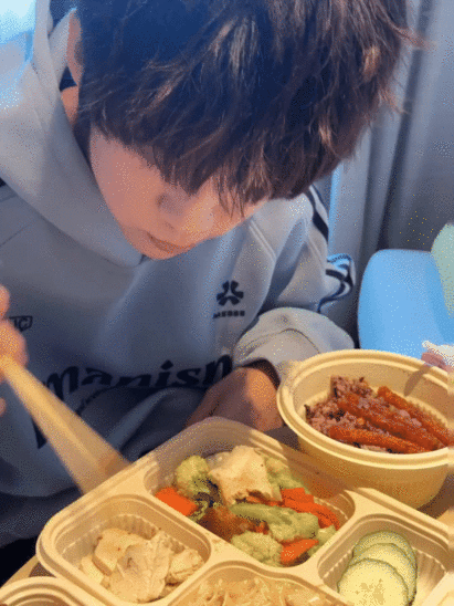 陈天润首个盛典 哇塞！陈天润这是要开启“开挂”模式啦！进组演“阿泰”，在演员圈里