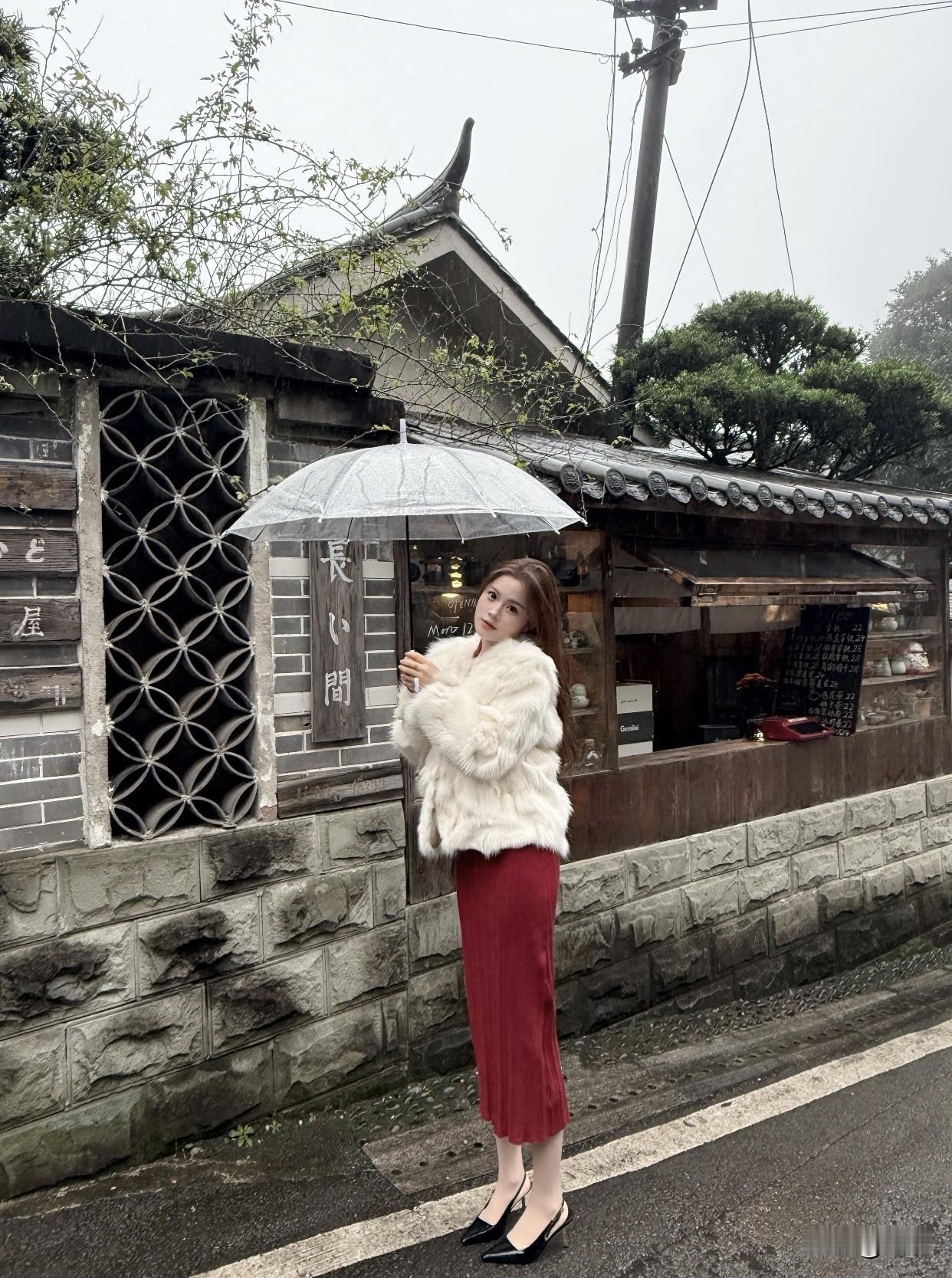 在行为举止上，她们得体又有修养。知道在不同场合该说什么、做什么，懂得倾听与表达的