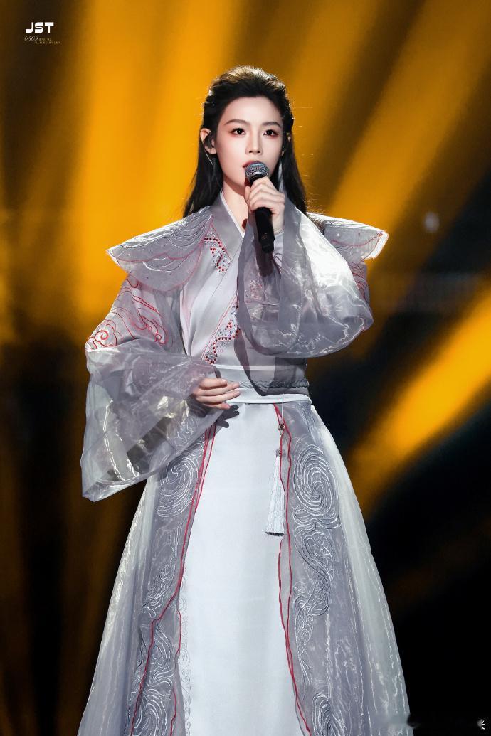 陈丽君一人分饰三角 被陈丽君东方卫视跨年的《霸王别姬》彻底惊艳！生旦唱腔秒切毫无