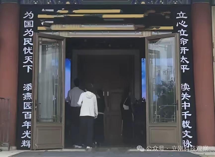 【北大毕业的相互吹捧能力举世无双】最近有位经济学家去世，有很多纪念文章，当然也有