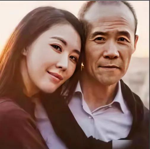 王石早该看明白这事儿了！
99万学费的“礼仪学院”，结果自己采访大佬时，吊带装露