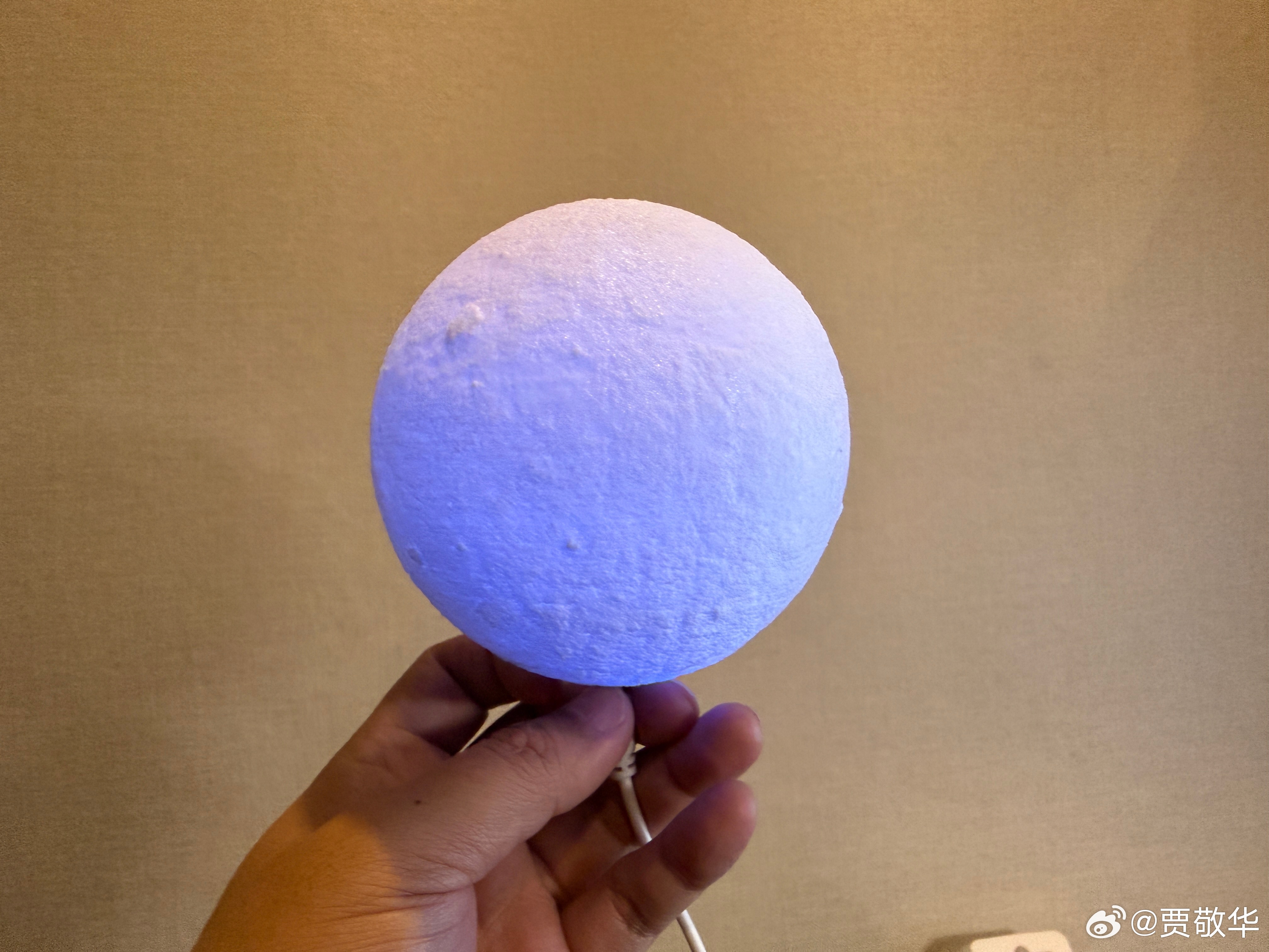 前几年朋友送的3D打印月球模型，刚才发现没电了，抓紧给他充会儿电。感觉前几年3D