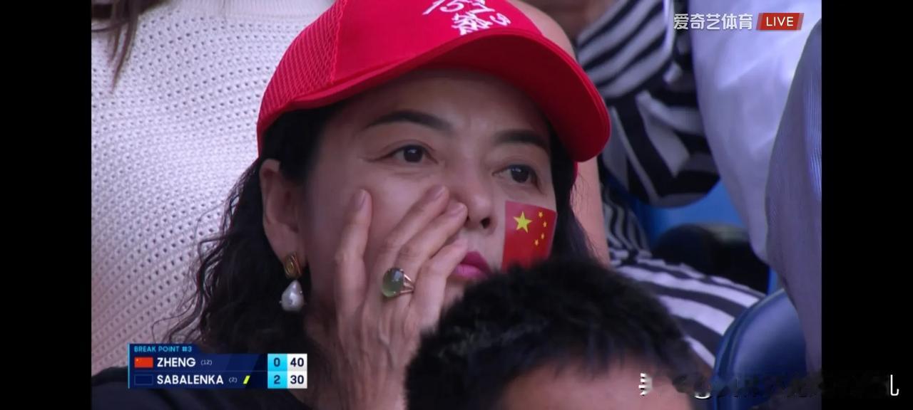 萨巴摧枯拉朽之势重炮出击，郑钦文退无可退！

澳网女单决赛一开场，猛女萨巴伦卡3