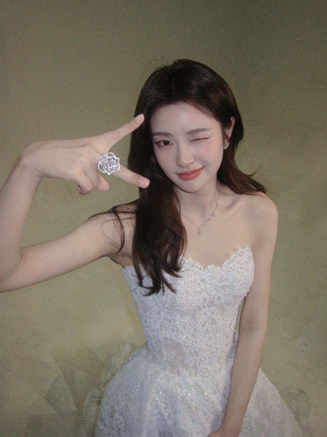 徐若晗明川有知夏婚纱造型徐若晗温夏的婚纱皮肤  徐若晗温夏的婚纱皮肤来啦徐若晗《