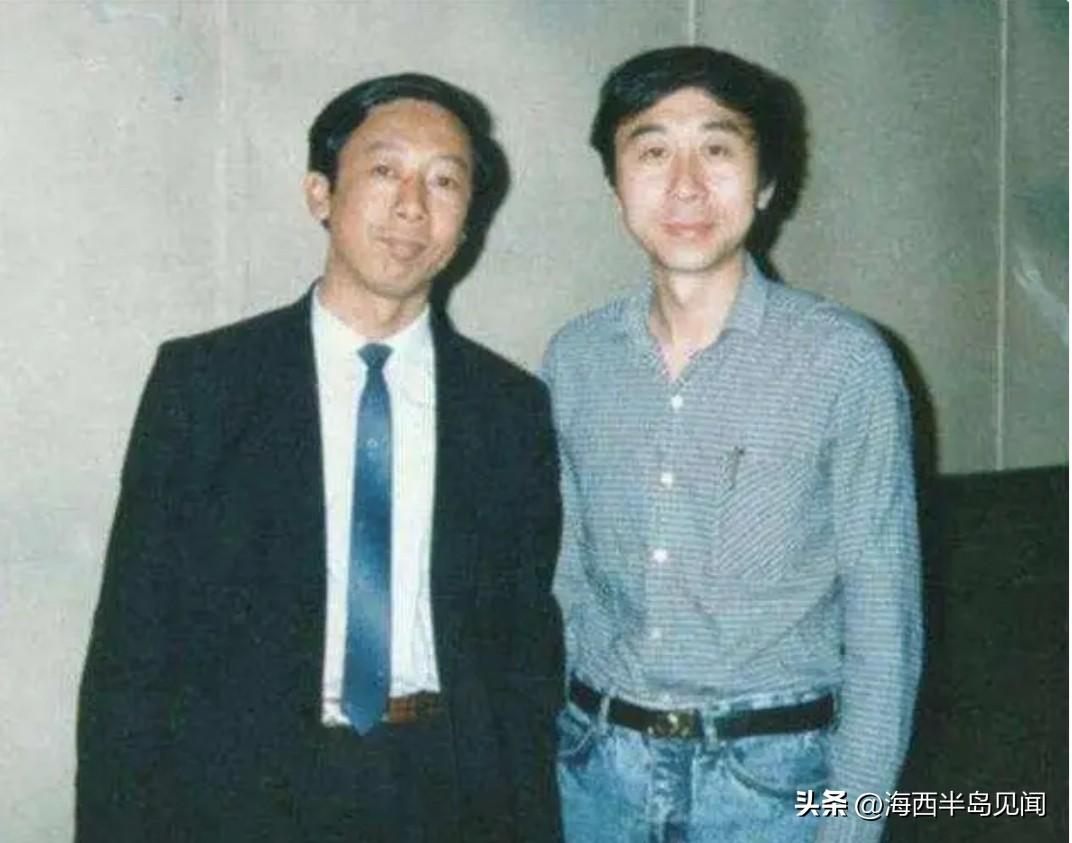冯海岗与儿子冯巩父子共用一张脸。
上世纪80年代，身着西装、领带的冯海岗与穿着格