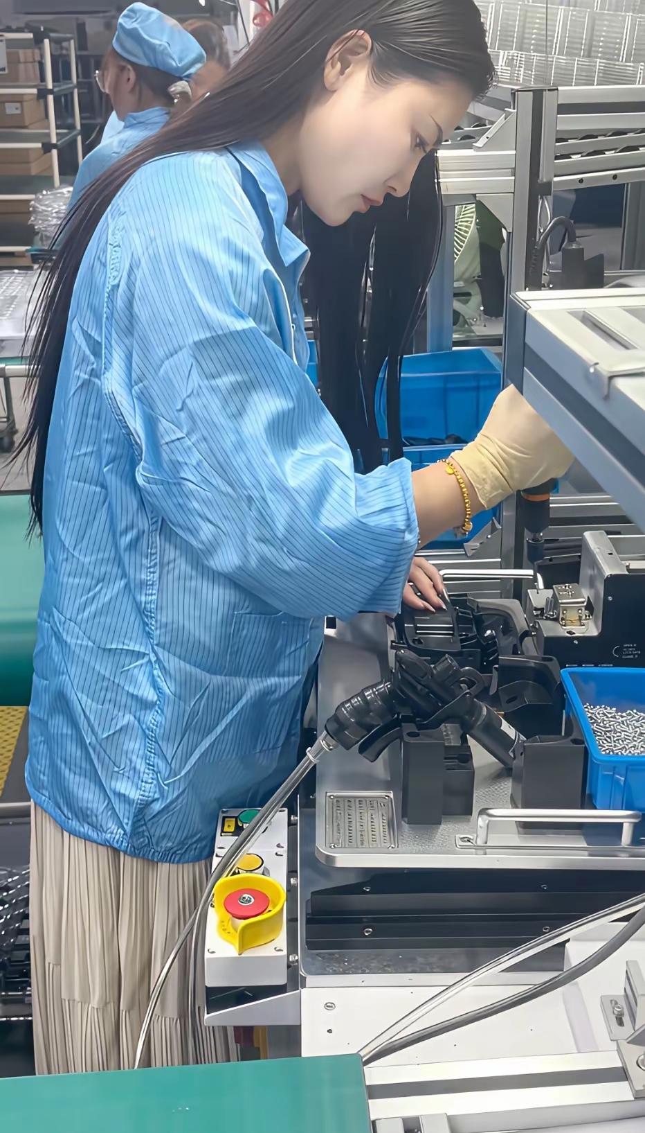 这么漂亮的美女竟然也去打螺丝了，其实感觉在网上做个主播应该也比打螺丝挣得多吧，毕