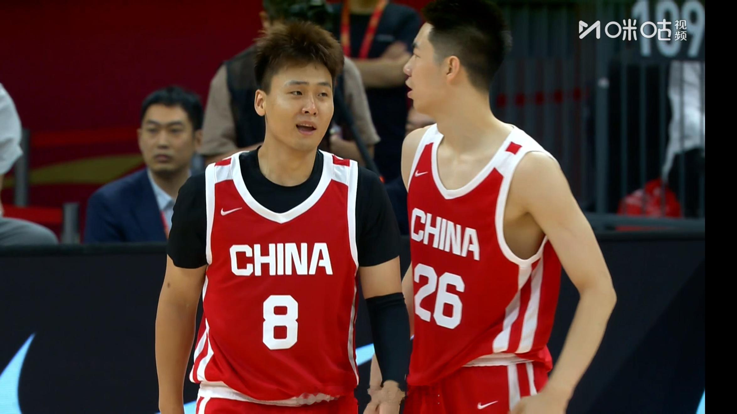 歪嘴赵睿[揣手]中国男篮vs委内瑞拉男篮 ​​​