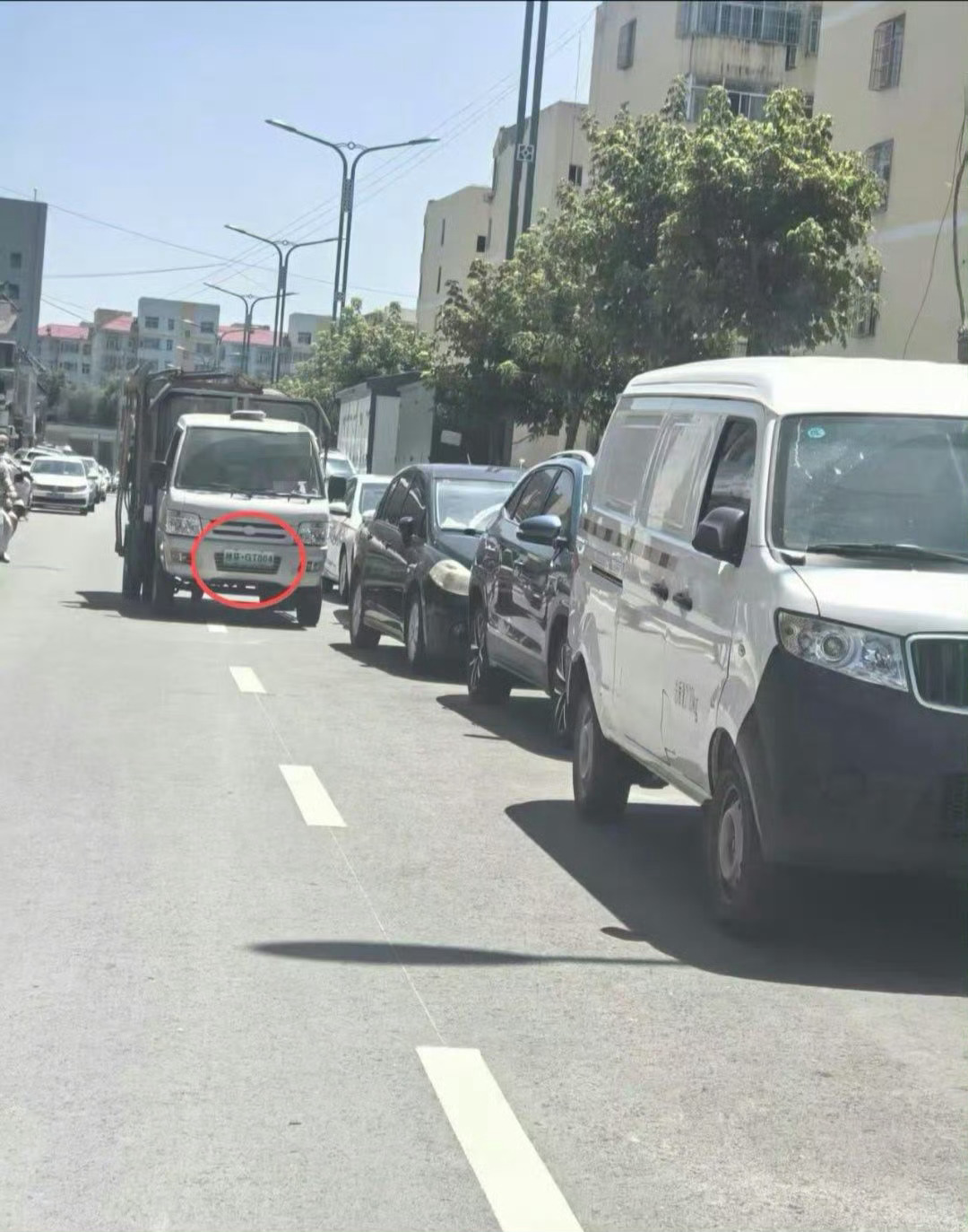 【陕西榆林神木：城区环卫车辆被指悬挂自制“车牌”市民质疑合法性】PS：只需州官放
